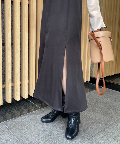 one after another NICE CLAUP（ワンアフターアナザーナイスクラップ）の「【ZOZO限定】インナーによって印象が変わる。Vネックマーメイドワンピース（ジャンパースカート・レディース・ブラック/ベージュ/チェック・FREE）」の5枚目の写真