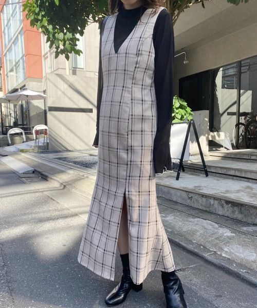 one after another NICE CLAUP（ワンアフターアナザーナイスクラップ）の「【ZOZO限定】インナーによって印象が変わる。Vネックマーメイドワンピース（ジャンパースカート・レディース・ブラック/ベージュ/チェック・FREE）」の4枚目の写真