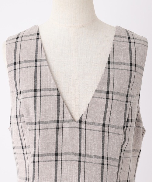 one after another NICE CLAUP（ワンアフターアナザーナイスクラップ）の「【ZOZO限定】インナーによって印象が変わる。Vネックマーメイドワンピース（ジャンパースカート・レディース・ブラック/ベージュ/チェック・FREE）」の20枚目の写真