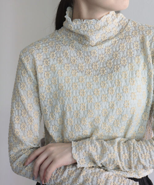 fredy emue（フレディエミュ）の「フラワータートルネックカットソー（Tシャツ/カットソー・レディース・サックスブルー/イエロー/オフホワイト/ブラック・38）」の4枚目の写真