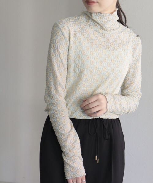 fredy emue（フレディエミュ）の「フラワータートルネックカットソー（Tシャツ/カットソー・レディース・サックスブルー/イエロー/オフホワイト/ブラック・38）」の14枚目の写真