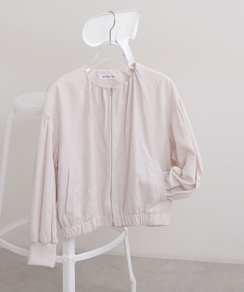 NATURAL BEAUTY BASIC（ナチュラルビューティーベーシック）の「ギャザーネックＭＡ－１（MA-1・レディース・ブラック/オフホワイト・MEDIUM）」の21枚目の写真