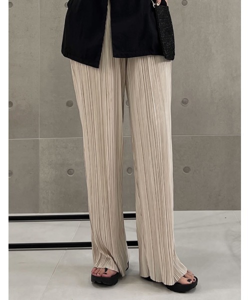 Re:EDIT（リエディ）の「[低身長サイズ有]グロッシーサテンプリーツストレートパンツ（その他パンツ・レディース・チャコールグレー/アイボリー/ブラック/グレイッシュベージュ・SHORT/MEDIUM/LARGE）」の5枚目の写真