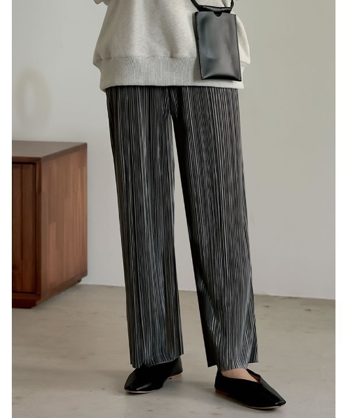 Re:EDIT（リエディ）の「[低身長サイズ有]グロッシーサテンプリーツストレートパンツ（その他パンツ・レディース・チャコールグレー/アイボリー/ブラック/グレイッシュベージュ・SHORT/MEDIUM/LARGE）」の7枚目の写真