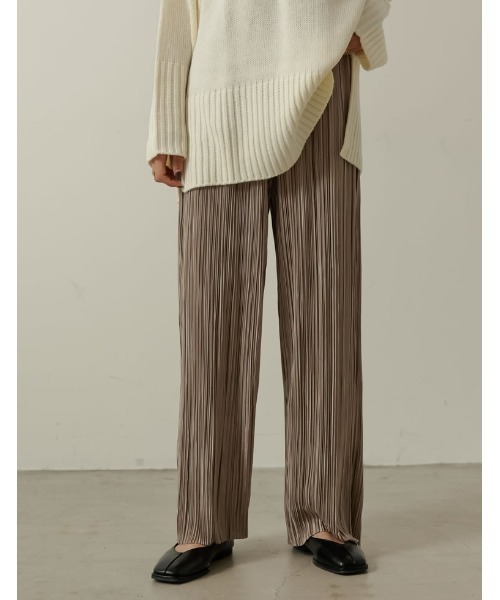 Re:EDIT（リエディ）の「[低身長サイズ有]グロッシーサテンプリーツストレートパンツ（その他パンツ・レディース・チャコールグレー/アイボリー/ブラック/グレイッシュベージュ・SHORT/MEDIUM/LARGE）」の6枚目の写真