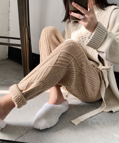 c.u.l（シーユーエル）の「ケーブルニットパンツ culw313（その他パンツ・レディース・グレー/ブラック/アイボリー/ベージュ・FREE）」の4枚目の写真