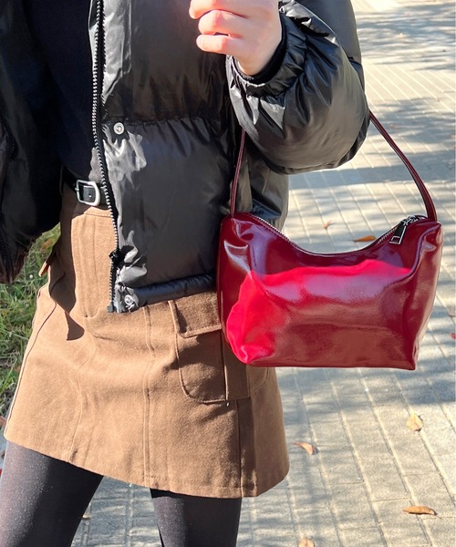 by muni:r（バイ ムニール）の「エナメルミニハンドバッグ（ショルダーバッグ・レディース・ブラック/ホワイト/レッド/シルバー・ONE SIZE）」の3枚目の写真