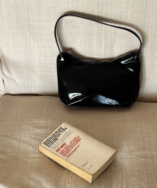 by muni:r（バイ ムニール）の「エナメルミニハンドバッグ（ショルダーバッグ・レディース・ブラック/ホワイト/レッド/シルバー・ONE SIZE）」の2枚目の写真