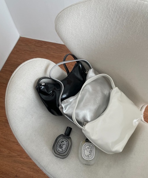 by muni:r（バイ ムニール）の「エナメルミニハンドバッグ（ショルダーバッグ・レディース・ブラック/ホワイト/レッド/シルバー・ONE SIZE）」の5枚目の写真