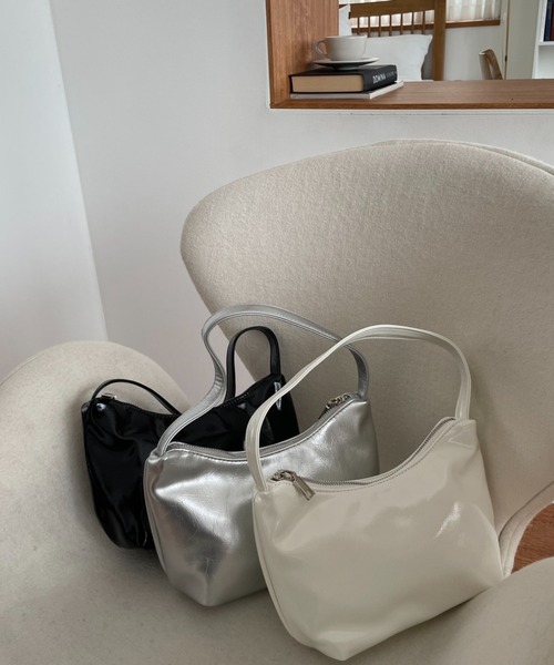 by muni:r（バイ ムニール）の「エナメルミニハンドバッグ（ショルダーバッグ・レディース・ブラック/ホワイト/レッド/シルバー・ONE SIZE）」の17枚目の写真