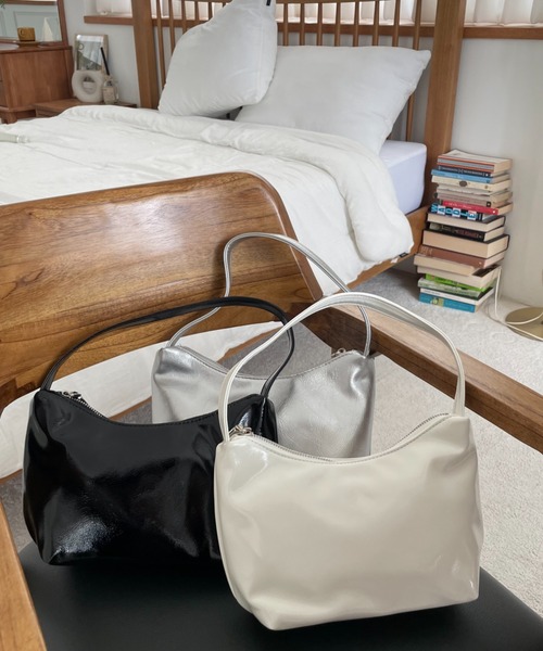 by muni:r（バイ ムニール）の「エナメルミニハンドバッグ（ショルダーバッグ・レディース・ブラック/ホワイト/レッド/シルバー・ONE SIZE）」の20枚目の写真