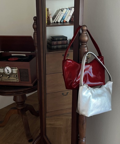 by muni:r（バイ ムニール）の「エナメルミニハンドバッグ（ショルダーバッグ・レディース・ブラック/ホワイト/レッド/シルバー・ONE SIZE）」の16枚目の写真