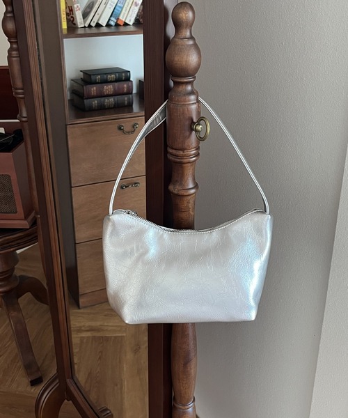 by muni:r（バイ ムニール）の「エナメルミニハンドバッグ（ショルダーバッグ・レディース・ブラック/ホワイト/レッド/シルバー・ONE SIZE）」の22枚目の写真