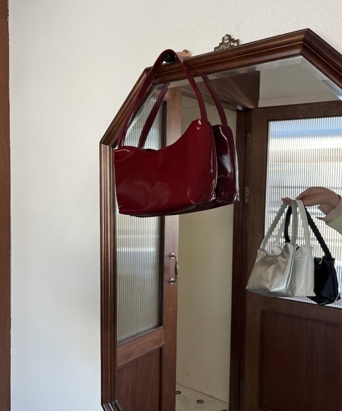 by muni:r（バイ ムニール）の「エナメルミニハンドバッグ（ショルダーバッグ・レディース・ブラック/ホワイト/レッド/シルバー・ONE SIZE）」の15枚目の写真