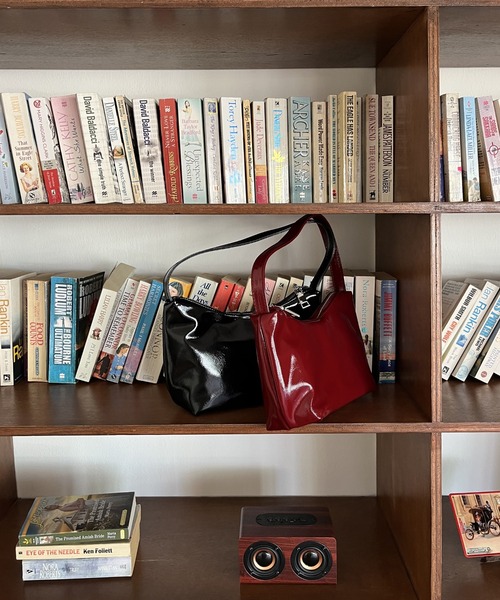 by muni:r（バイ ムニール）の「エナメルミニハンドバッグ（ショルダーバッグ・レディース・ブラック/ホワイト/レッド/シルバー・ONE SIZE）」の13枚目の写真