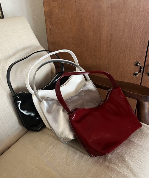 by muni:r（バイ ムニール）の「エナメルミニハンドバッグ（ショルダーバッグ・レディース・ブラック/ホワイト/レッド/シルバー・ONE SIZE）」の7枚目の写真