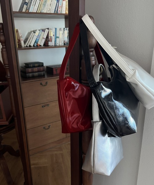 by muni:r（バイ ムニール）の「エナメルミニハンドバッグ（ショルダーバッグ・レディース・ブラック/ホワイト/レッド/シルバー・ONE SIZE）」の8枚目の写真