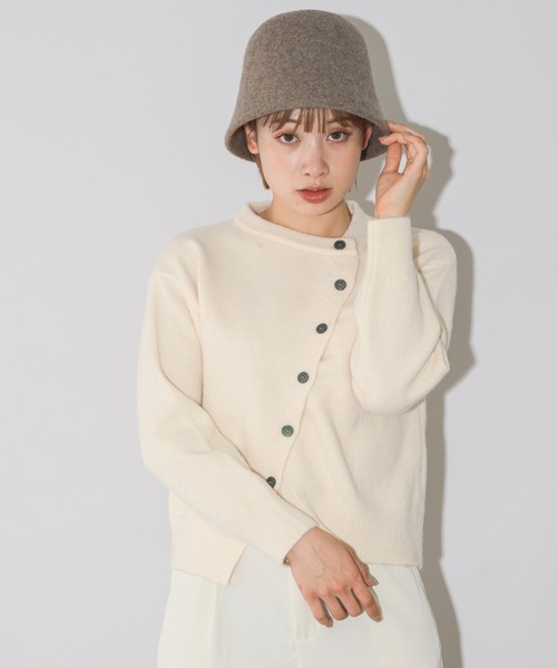 mebole(メボレ)の「斜めボタンカーディガン(カーディガン/ボレロ・レディース・アイボリー/ブラック/グレー/レッド/ベージュ・FREE)」の11枚目の写真