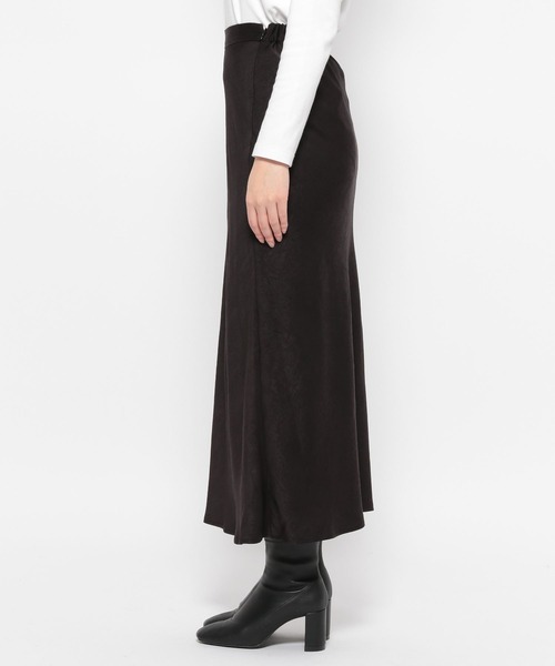 LOWRYS FARM（ローリーズファーム）の「シワサテンフレアスカート　185039（スカート・レディース・アイボリー/グレー/グリーン/ブラック・FREE）」の5枚目の写真