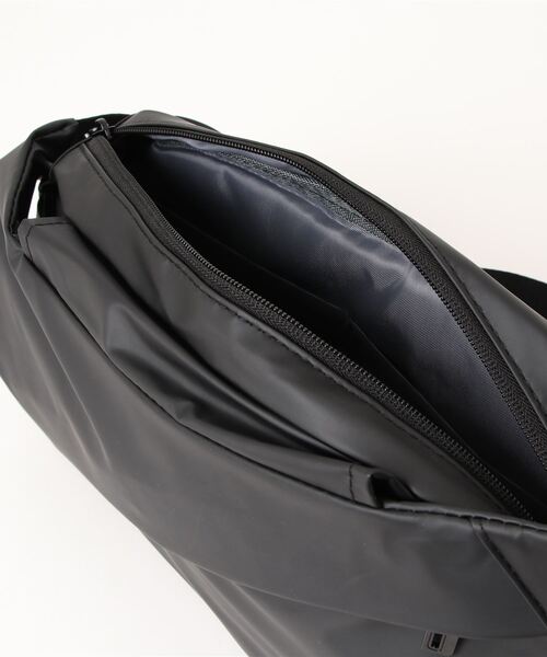Fun & Daily（ファンアンドデイリー）の「Slash Zipper Body Bag（ボディバッグ/ウエストポーチ・メンズ・ブラック・FREE）」の2枚目の写真
