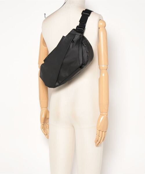 Fun & Daily（ファンアンドデイリー）の「Slash Zipper Body Bag（ボディバッグ/ウエストポーチ・メンズ・ブラック・FREE）」の6枚目の写真