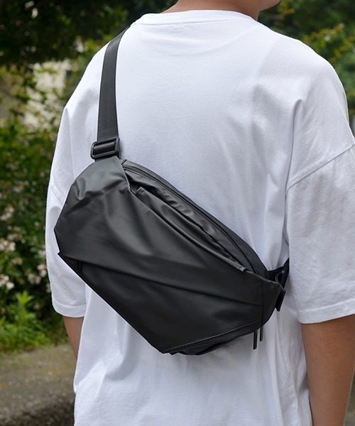Fun & Daily（ファンアンドデイリー）の「Slash Zipper Body Bag（ボディバッグ/ウエストポーチ・メンズ・ブラック・FREE）」の7枚目の写真