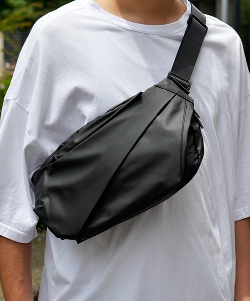 Fun & Daily（ファンアンドデイリー）の「Slash Zipper Body Bag（ボディバッグ/ウエストポーチ・メンズ・ブラック・FREE）」の8枚目の写真