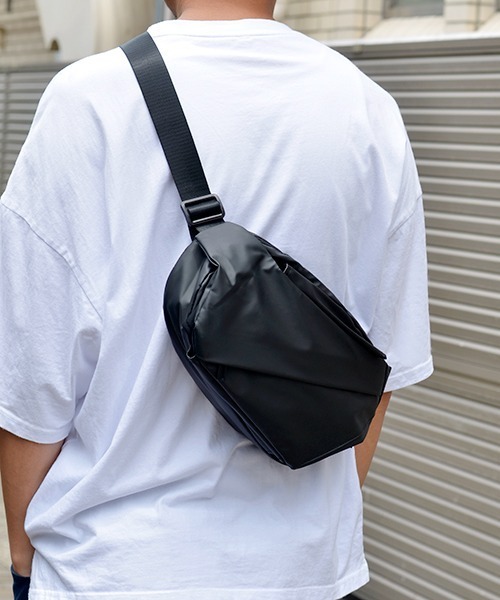 Fun & Daily（ファンアンドデイリー）の「Slash Zipper Body Bag（ボディバッグ/ウエストポーチ・メンズ・ブラック・FREE）」の9枚目の写真
