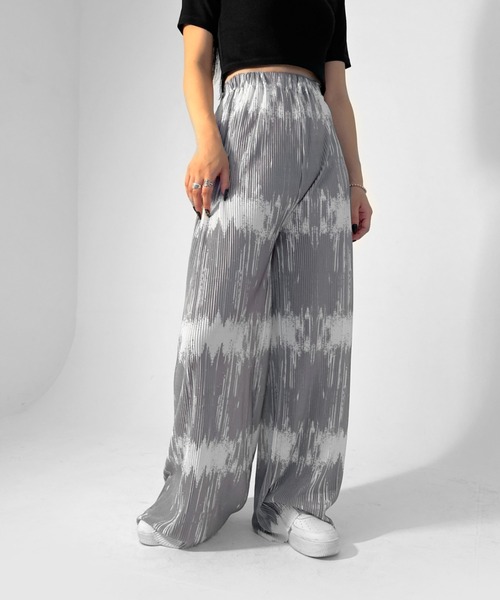 LVEU.（ラブユ.）の「【LVEU.】タイダイ柄プリーツパンツ / ボトムス パンツ プリーツ タイダイ マーブル ワイド ルーズ リラックス アーバン ブラック カーキ ブルー（その他パンツ・レディース・カーキ/ブルー/ブラック/ブラック×ライム/グレー/オリーブ・FREE）」の3枚目の写真