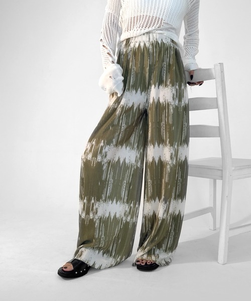 LVEU.（ラブユ.）の「【LVEU.】タイダイ柄プリーツパンツ / ボトムス パンツ プリーツ タイダイ マーブル ワイド ルーズ リラックス アーバン ブラック カーキ ブルー（その他パンツ・レディース・カーキ/ブルー/ブラック/ブラック×ライム/グレー/オリーブ・FREE）」の4枚目の写真
