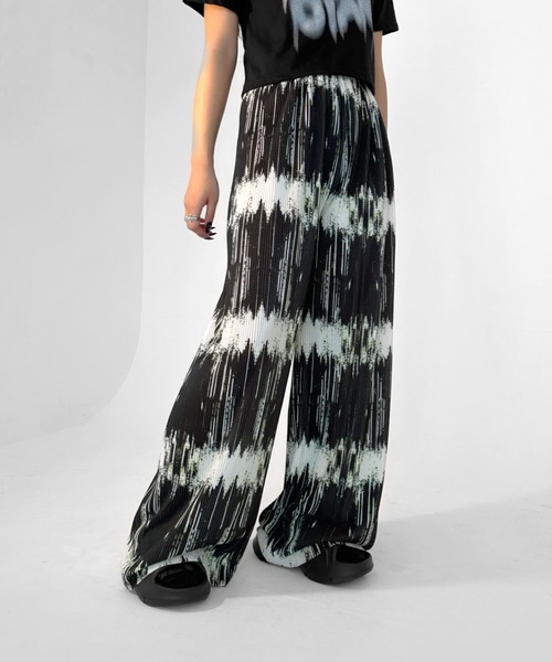 LVEU.（ラブユ.）の「【LVEU.】タイダイ柄プリーツパンツ / ボトムス パンツ プリーツ タイダイ マーブル ワイド ルーズ リラックス アーバン ブラック カーキ ブルー（その他パンツ・レディース・カーキ/ブルー/ブラック/ブラック×ライム/グレー/オリーブ・FREE）」の2枚目の写真