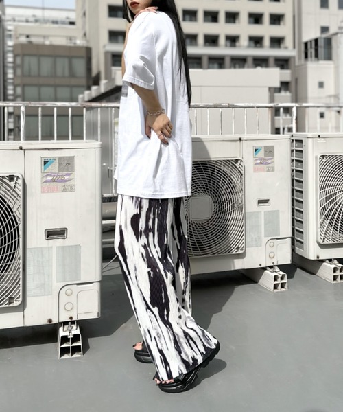 LVEU.（ラブユ.）の「【LVEU.】タイダイ柄プリーツパンツ / ボトムス パンツ プリーツ タイダイ マーブル ワイド ルーズ リラックス アーバン ブラック カーキ ブルー（その他パンツ・レディース・カーキ/ブルー/ブラック/ブラック×ライム/グレー/オリーブ・FREE）」の14枚目の写真