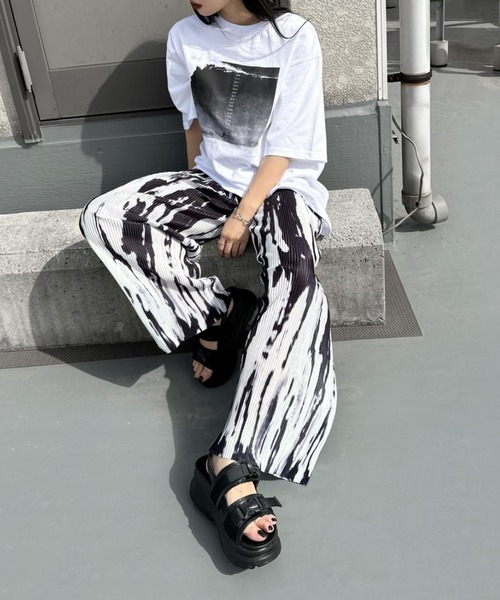 LVEU.（ラブユ.）の「【LVEU.】タイダイ柄プリーツパンツ / ボトムス パンツ プリーツ タイダイ マーブル ワイド ルーズ リラックス アーバン ブラック カーキ ブルー（その他パンツ・レディース・カーキ/ブルー/ブラック/ブラック×ライム/グレー/オリーブ・FREE）」の8枚目の写真