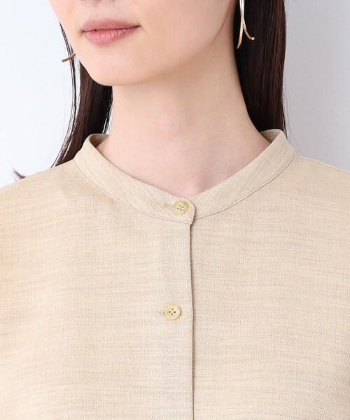 INDIVI（インディヴィ）の「◆【羽織りとしても!/SETUP可能/洗える/UVケア】麻調セミAラインブラウス〈夏の通勤・お出かけにおすすめ！〉（シャツ/ブラウス・レディース・チャコールグレー/オフホワイト/ベージュ/ブラック・34/12/15 /05/19/13/38）」の9枚目の写真