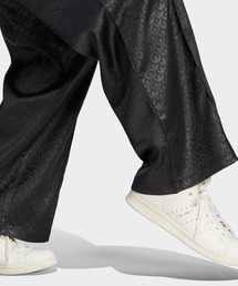 アディダス 黒 総柄トレフォイル モノグラム サテン トラックトップ ジャージ adidas（アディダス）の「トレフォイル モノグラム サテン