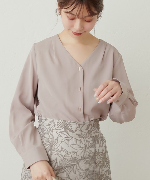 natural couture(ナチュラルクチュール)の「プチプラちびバー釦とろみブラウス(シャツ/ブラウス・レディース・アイボリー/グレイッシュベージュ/オレンジ/ネイビー/ドット・FREE)」の3枚目の写真