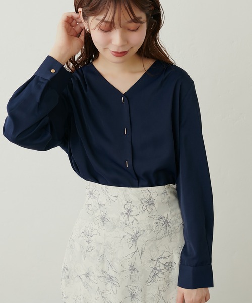 natural couture(ナチュラルクチュール)の「プチプラちびバー釦とろみブラウス(シャツ/ブラウス・レディース・アイボリー/グレイッシュベージュ/オレンジ/ネイビー/ドット・FREE)」の14枚目の写真