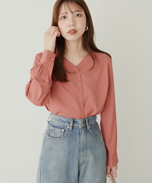 natural couture(ナチュラルクチュール)の「プチプラちびバー釦とろみブラウス(シャツ/ブラウス・レディース・アイボリー/グレイッシュベージュ/オレンジ/ネイビー/ドット・FREE)」の20枚目の写真