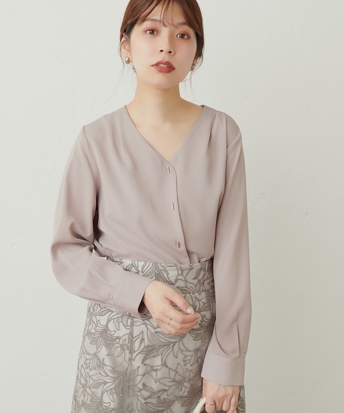 natural couture(ナチュラルクチュール)の「プチプラちびバー釦とろみブラウス(シャツ/ブラウス・レディース・アイボリー/グレイッシュベージュ/オレンジ/ネイビー/ドット・FREE)」の11枚目の写真