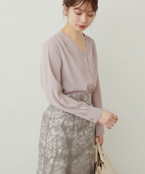 natural couture(ナチュラルクチュール)の「プチプラちびバー釦とろみブラウス(シャツ/ブラウス・レディース・アイボリー/グレイッシュベージュ/オレンジ/ネイビー/ドット・FREE)」の12枚目の写真