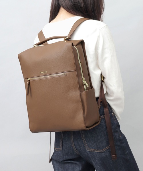 Legato Largo(レガートラルゴ)の「フルグレイン フェイクレザー PC収納 ビジネスリュック(バックパック/リュック・レディース・ブラウン/ライトグレー/ブラック・FREE)」の5枚目の写真