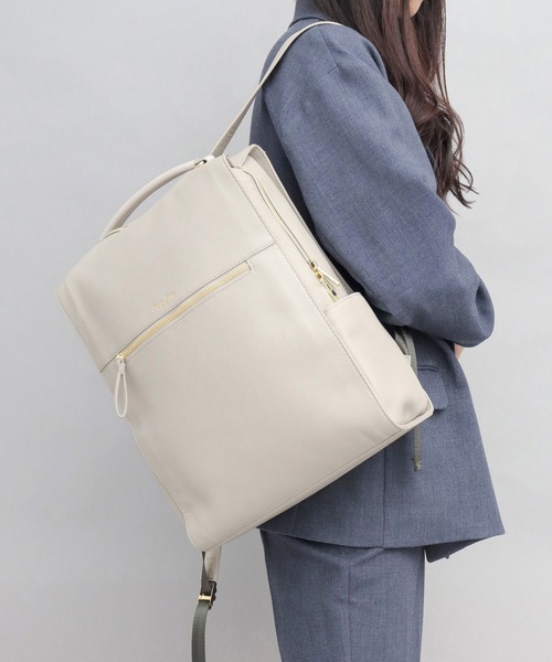 Legato Largo(レガートラルゴ)の「フルグレイン フェイクレザー PC収納 ビジネスリュック(バックパック/リュック・レディース・ブラウン/ライトグレー/ブラック・FREE)」の6枚目の写真