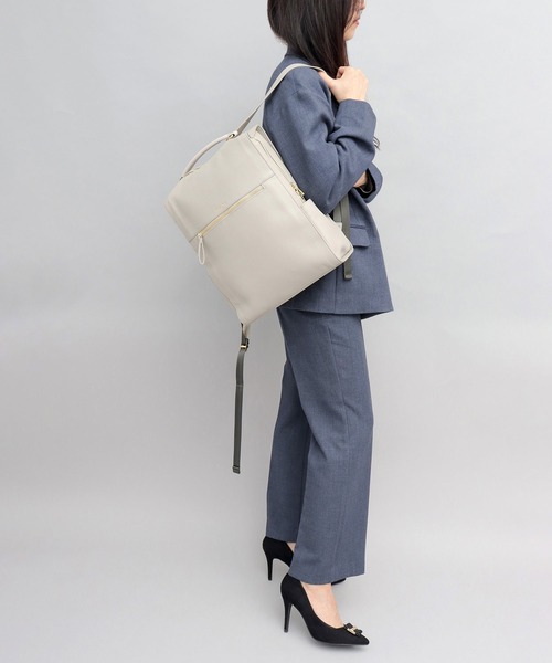 Legato Largo(レガートラルゴ)の「フルグレイン フェイクレザー PC収納 ビジネスリュック(バックパック/リュック・レディース・ブラウン/ライトグレー/ブラック・FREE)」の16枚目の写真