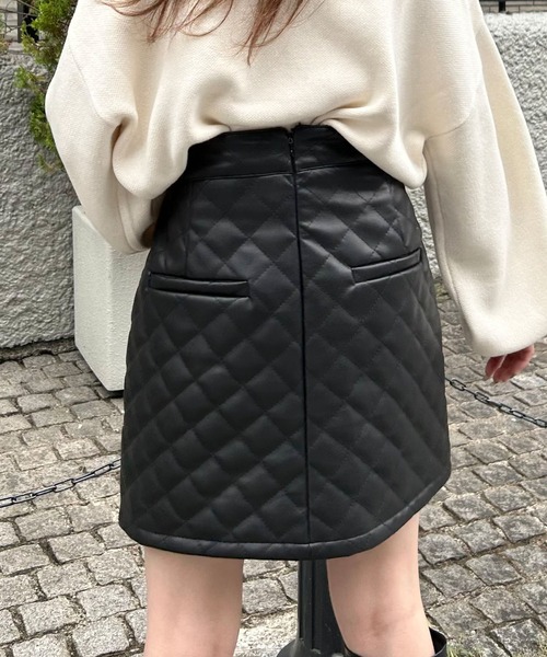 INGNI(イング)の「キルティングフェイクレザーミニスカート(スカート・レディース・アイボリー/ブラック・FREE)」の5枚目の写真
