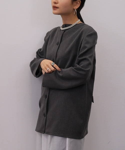 AKTE（アクテ）の「ショルダーパッド2WAYシャツ（シャツ/ブラウス・レディース・チャコールグレー/ダークグリーン・2/1）」の2枚目の写真