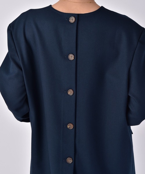 AKTE（アクテ）の「ショルダーパッド2WAYシャツ（シャツ/ブラウス・レディース・チャコールグレー/ダークグリーン・2/1）」の10枚目の写真