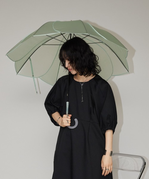 Aunt Marie's(アントマリーズ)の「フラワーカラークリアアンブレラ(長傘・レディース・イエロー/パープル/サックスブルー/グリーン・FREE)」の5枚目の写真