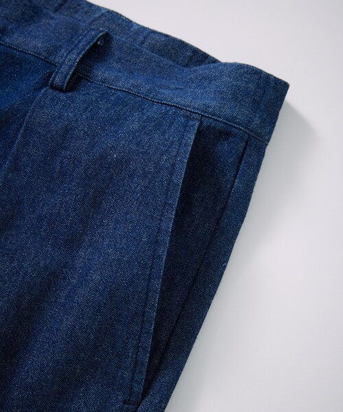 Firsthand（ファーストハンド）の「Firsthand/ファーストハンド オゾン加工デニムスラックス / タックテーパードデニムスラックス（デニムパンツ・メンズ・ブルー・L/M）」の7枚目の写真