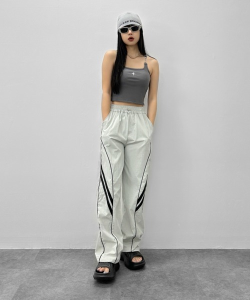LVEU.(ラブユ.)の「【LVEU.】スターモチーフタンクトップ / トップス カットソー タンクトップ パット カップ チェーン クロップド ショート ワンポイント 星 スター コンパクト ブラック アイボリー グレー(タンクトップ・レディース・ホワイト/ブラック/グレー・FREE)」の6枚目の写真