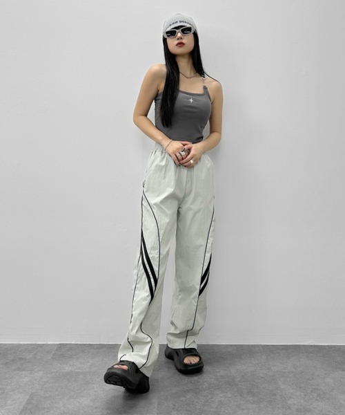 LVEU.(ラブユ.)の「【LVEU.】スターモチーフタンクトップ / トップス カットソー タンクトップ パット カップ チェーン クロップド ショート ワンポイント 星 スター コンパクト ブラック アイボリー グレー(タンクトップ・レディース・ホワイト/ブラック/グレー・FREE)」の7枚目の写真